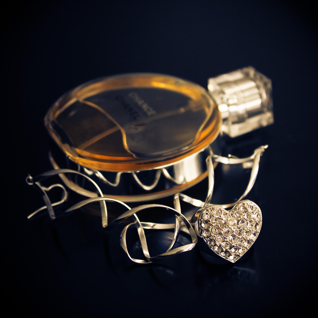 最新時(shí)尚飾品引領(lǐng)潮流風(fēng)尚，展現(xiàn)個(gè)性魅力風(fēng)采